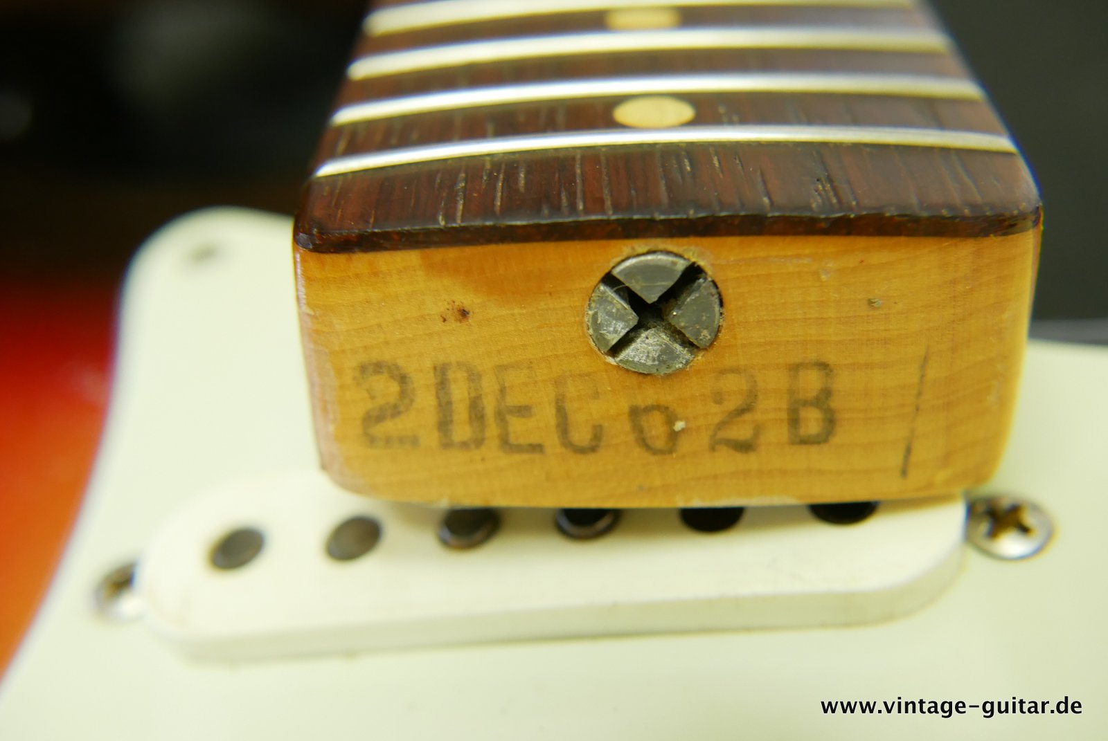 img/vintage/4371/Fender_Stratocaster_Pre_CBS_sunburst_USA_1962-025.JPG