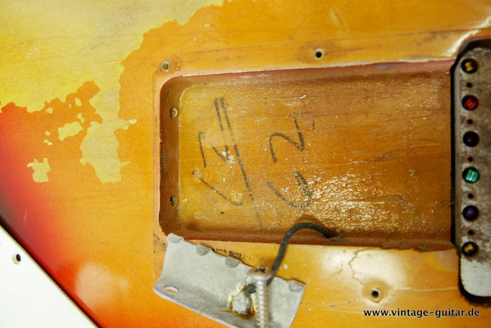 Fender_Stratocaster_Pre_CBS_sunburst_USA_1962-027.JPG