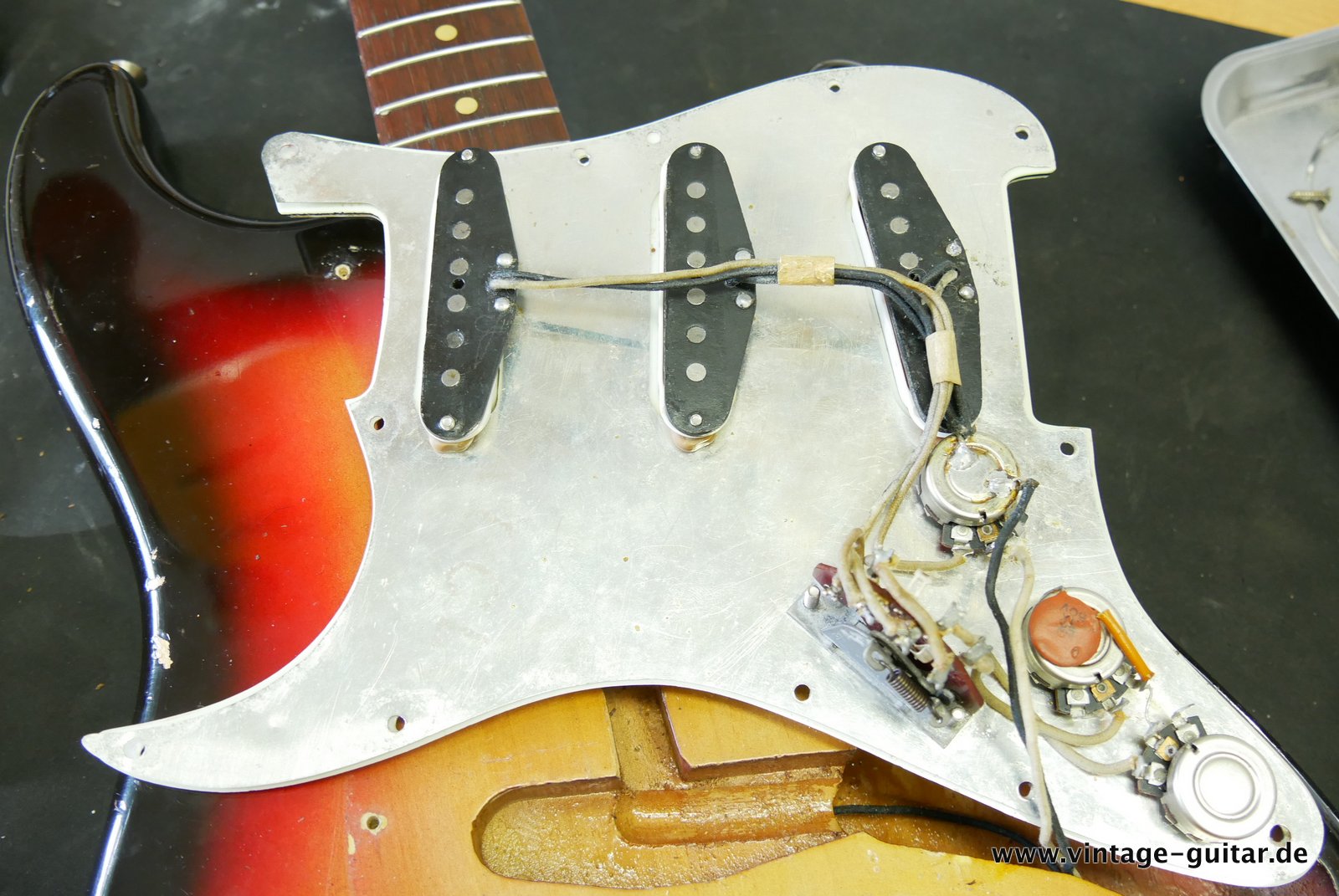 Fender_Stratocaster_Pre_CBS_sunburst_USA_1962-028.JPG