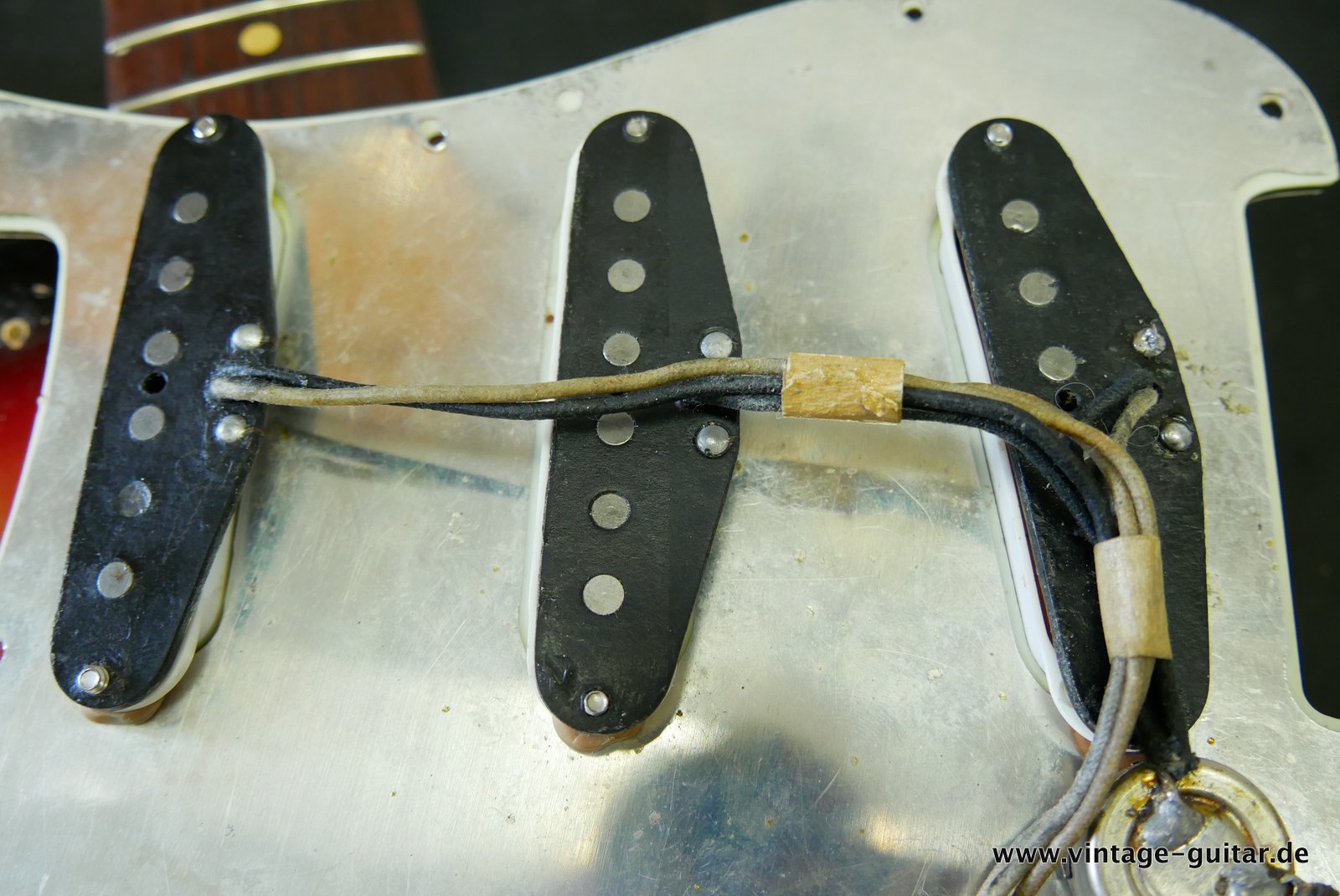 img/vintage/4371/Fender_Stratocaster_Pre_CBS_sunburst_USA_1962-029.JPG