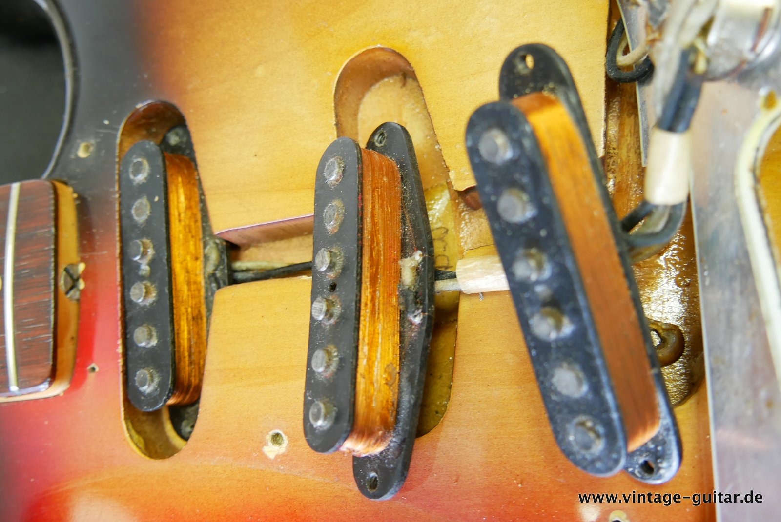 Fender_Stratocaster_Pre_CBS_sunburst_USA_1962-030.JPG