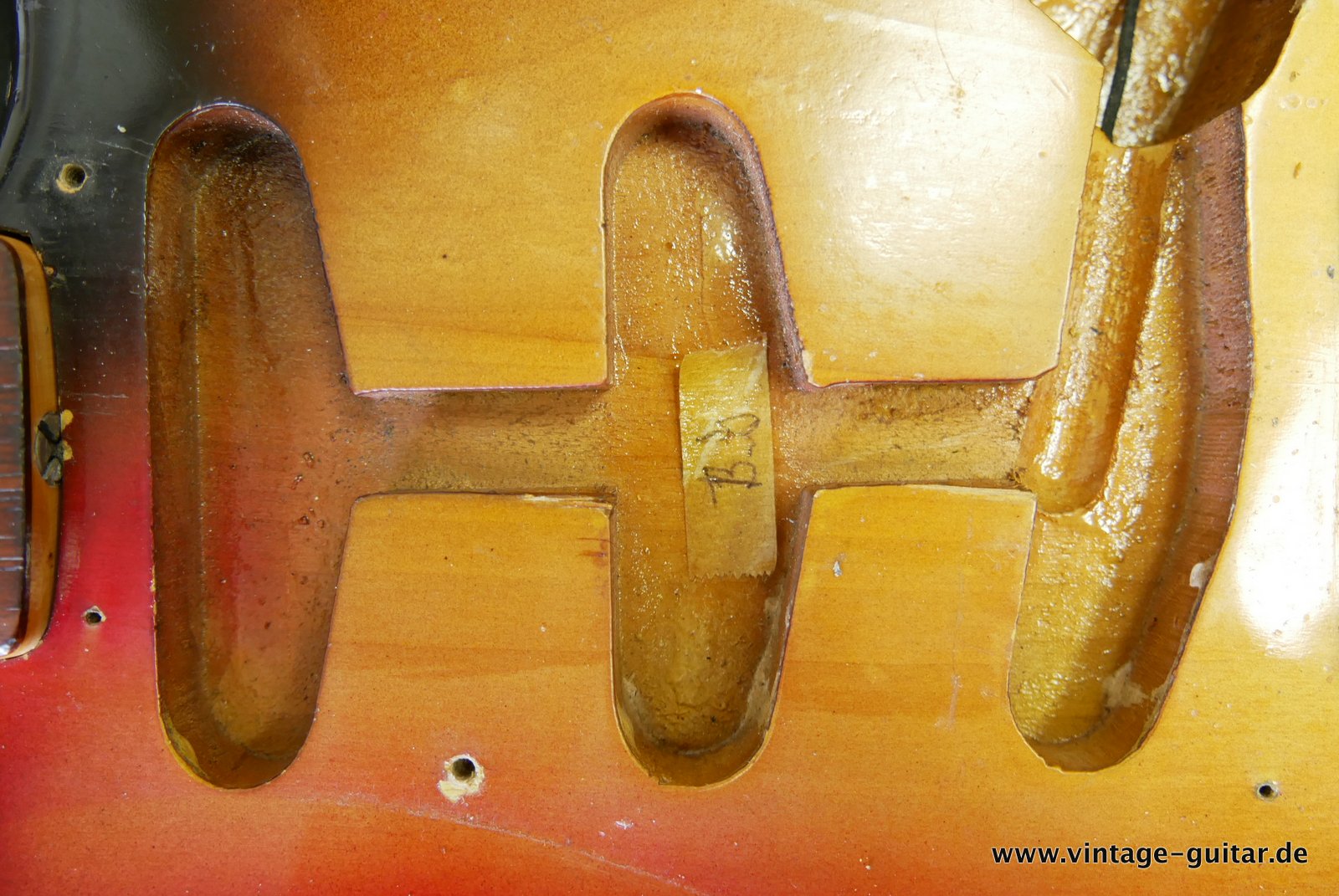 img/vintage/4371/Fender_Stratocaster_Pre_CBS_sunburst_USA_1962-032.JPG