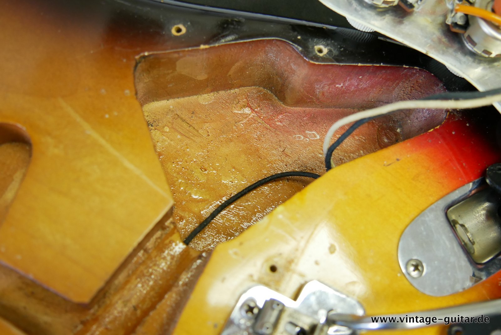 Fender_Stratocaster_Pre_CBS_sunburst_USA_1962-033.JPG
