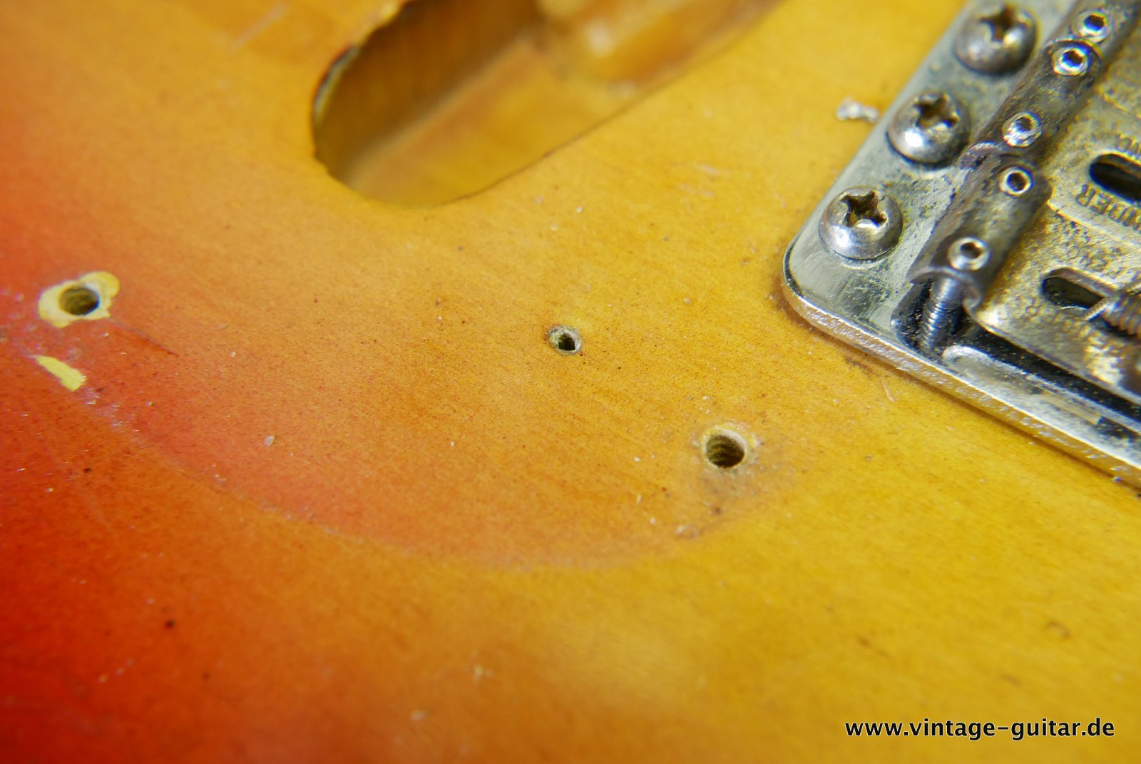 Fender_Stratocaster_Pre_CBS_sunburst_USA_1962-035.JPG