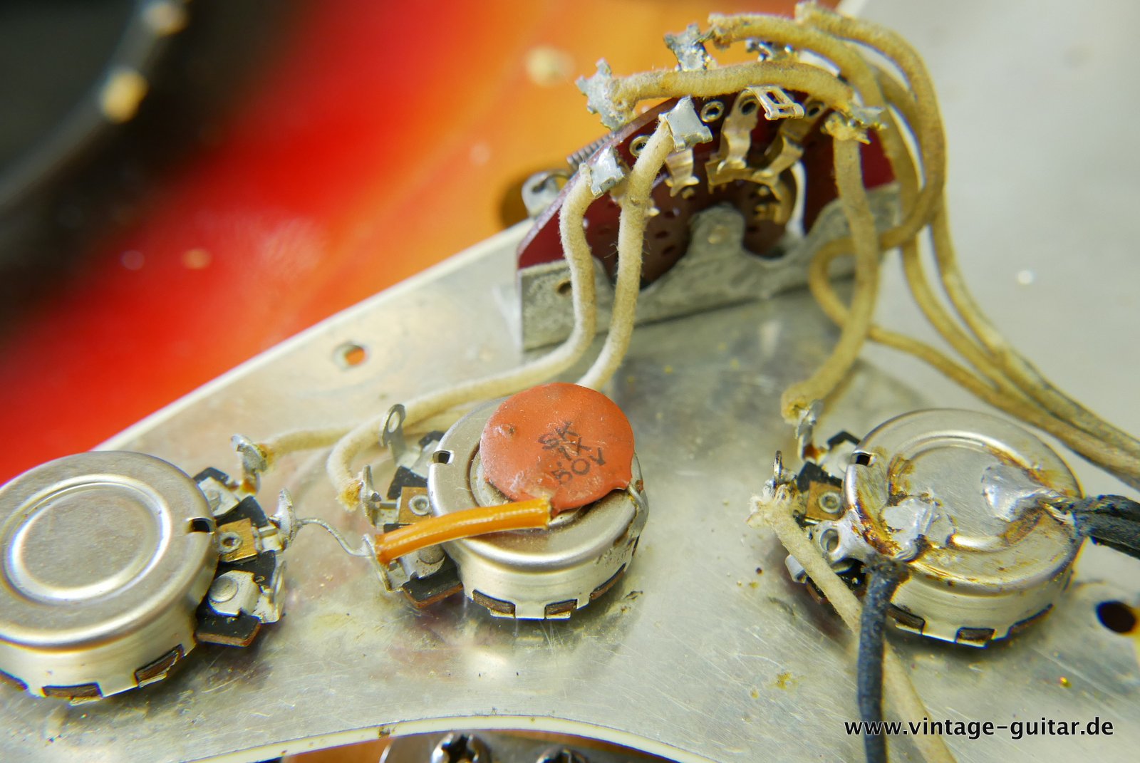 img/vintage/4371/Fender_Stratocaster_Pre_CBS_sunburst_USA_1962-036.JPG