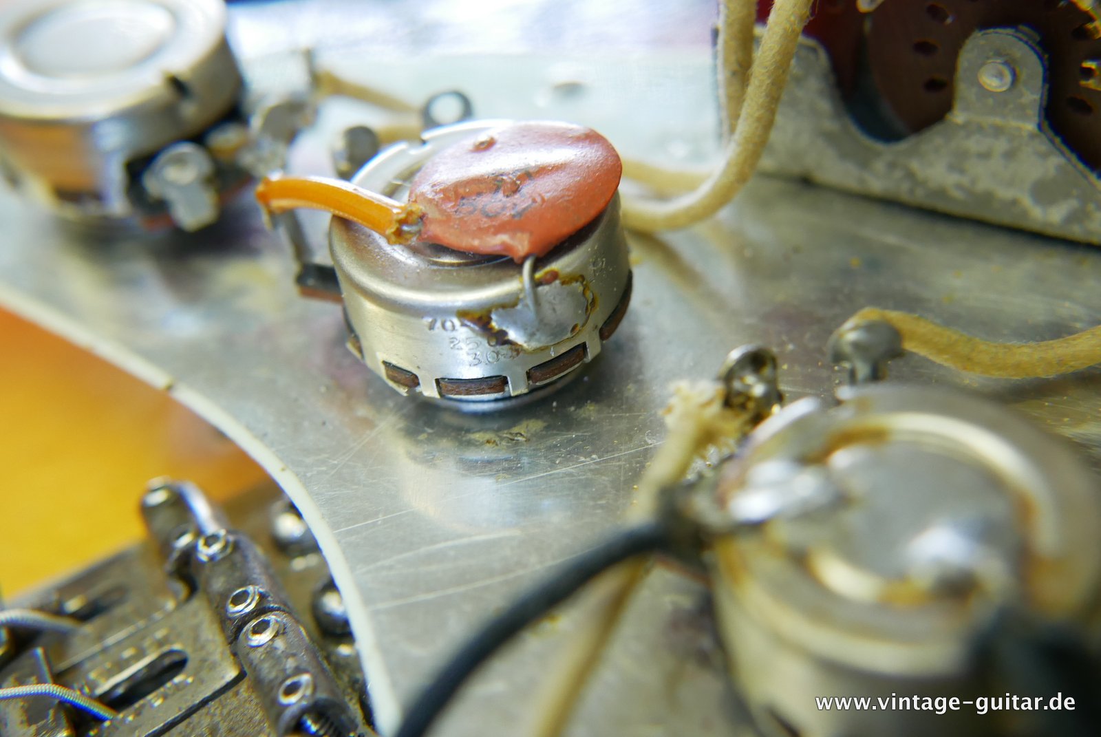 img/vintage/4371/Fender_Stratocaster_Pre_CBS_sunburst_USA_1962-038.JPG