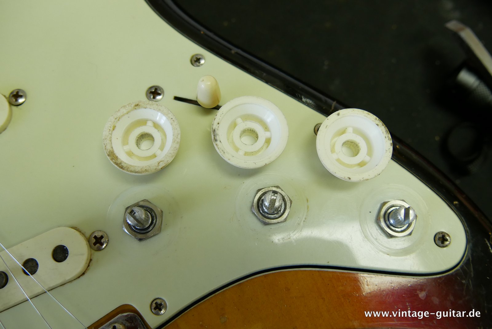 img/vintage/4371/Fender_Stratocaster_Pre_CBS_sunburst_USA_1962-041.JPG