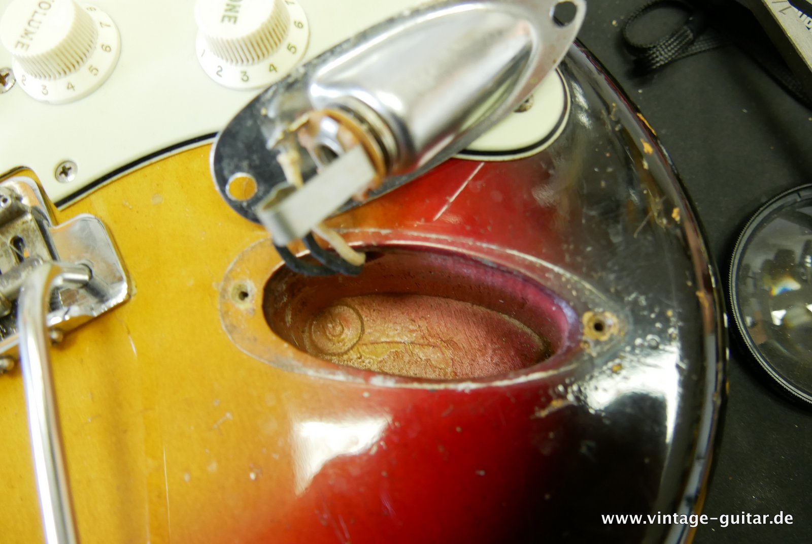 img/vintage/4371/Fender_Stratocaster_Pre_CBS_sunburst_USA_1962-042.JPG