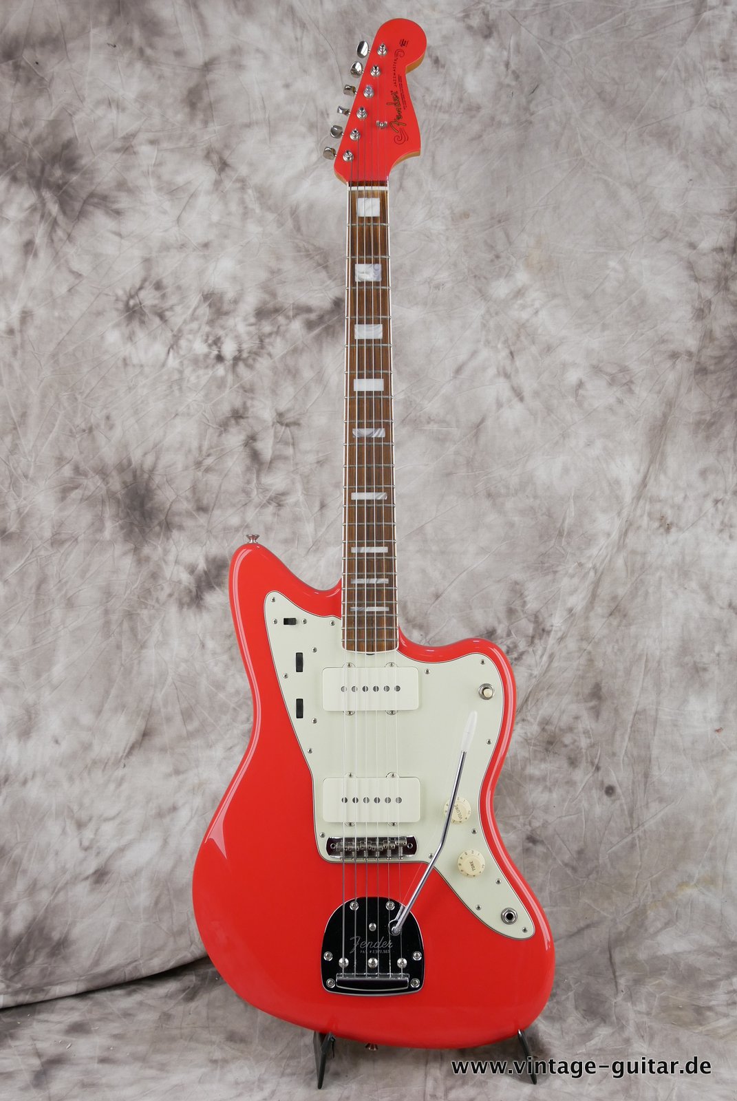 Fender-Jazzmaster-Classic-60s-fiesta-red-001.JPG