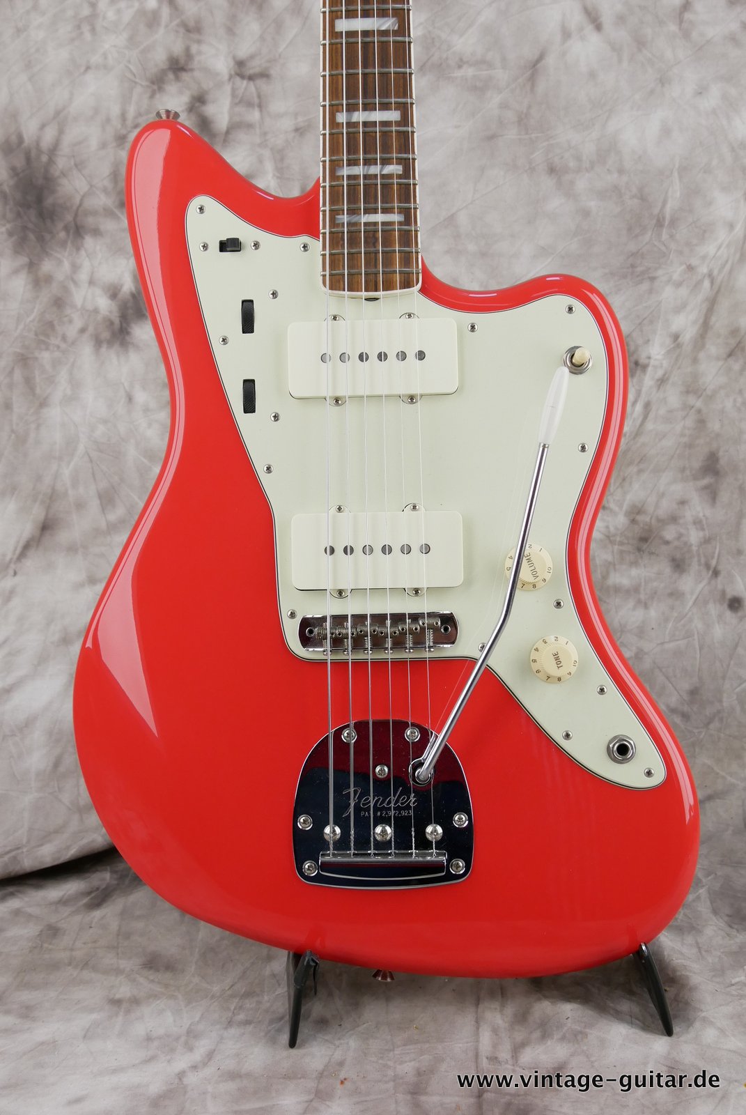Fender-Jazzmaster-Classic-60s-fiesta-red-002.JPG
