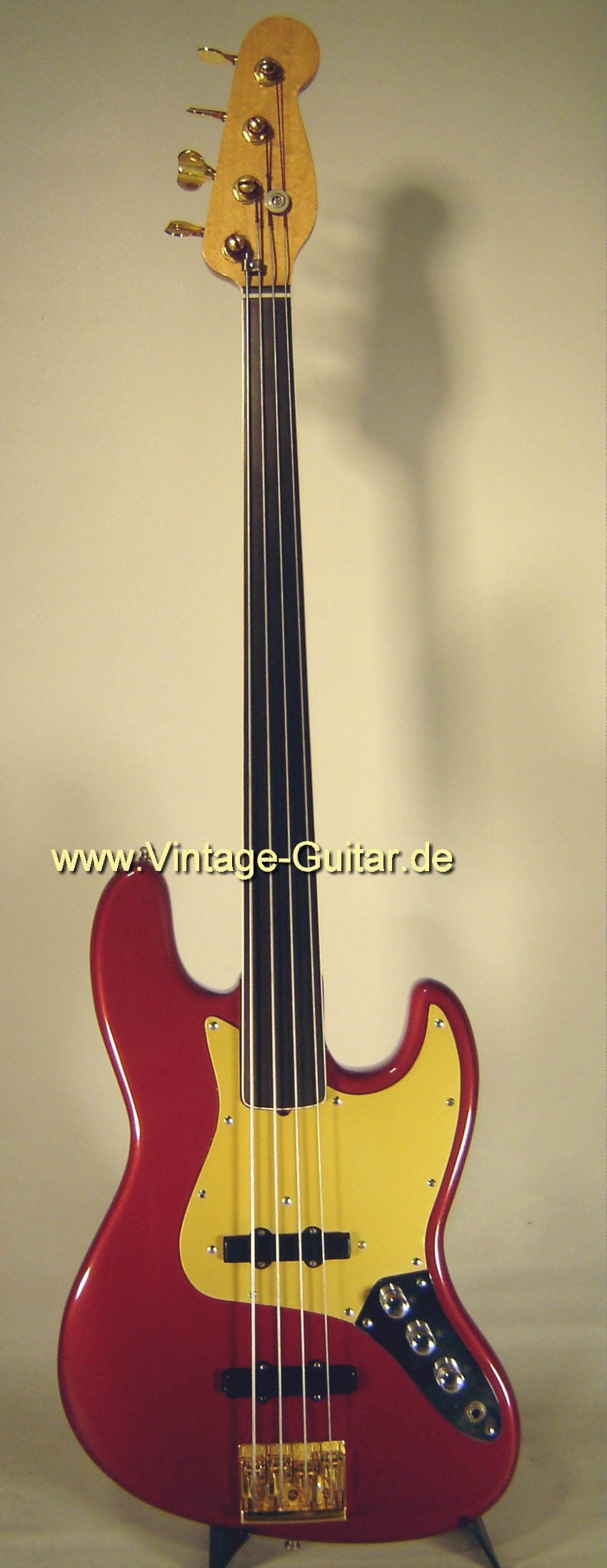 img/vintage/442/Fender-Jazzbass-1973-ref-car-1.jpg