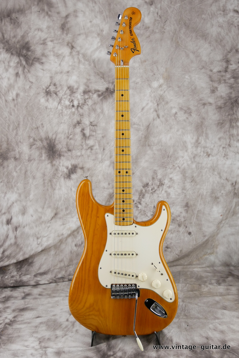 Fender_Stratocaster_natural_staggered_polepieces_USA_1974-001.JPG