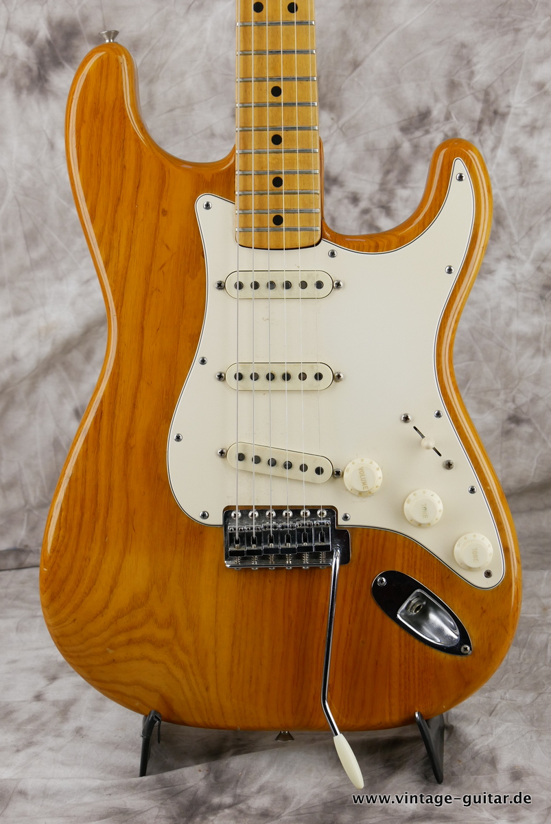 Fender_Stratocaster_natural_staggered_polepieces_USA_1974-003.JPG