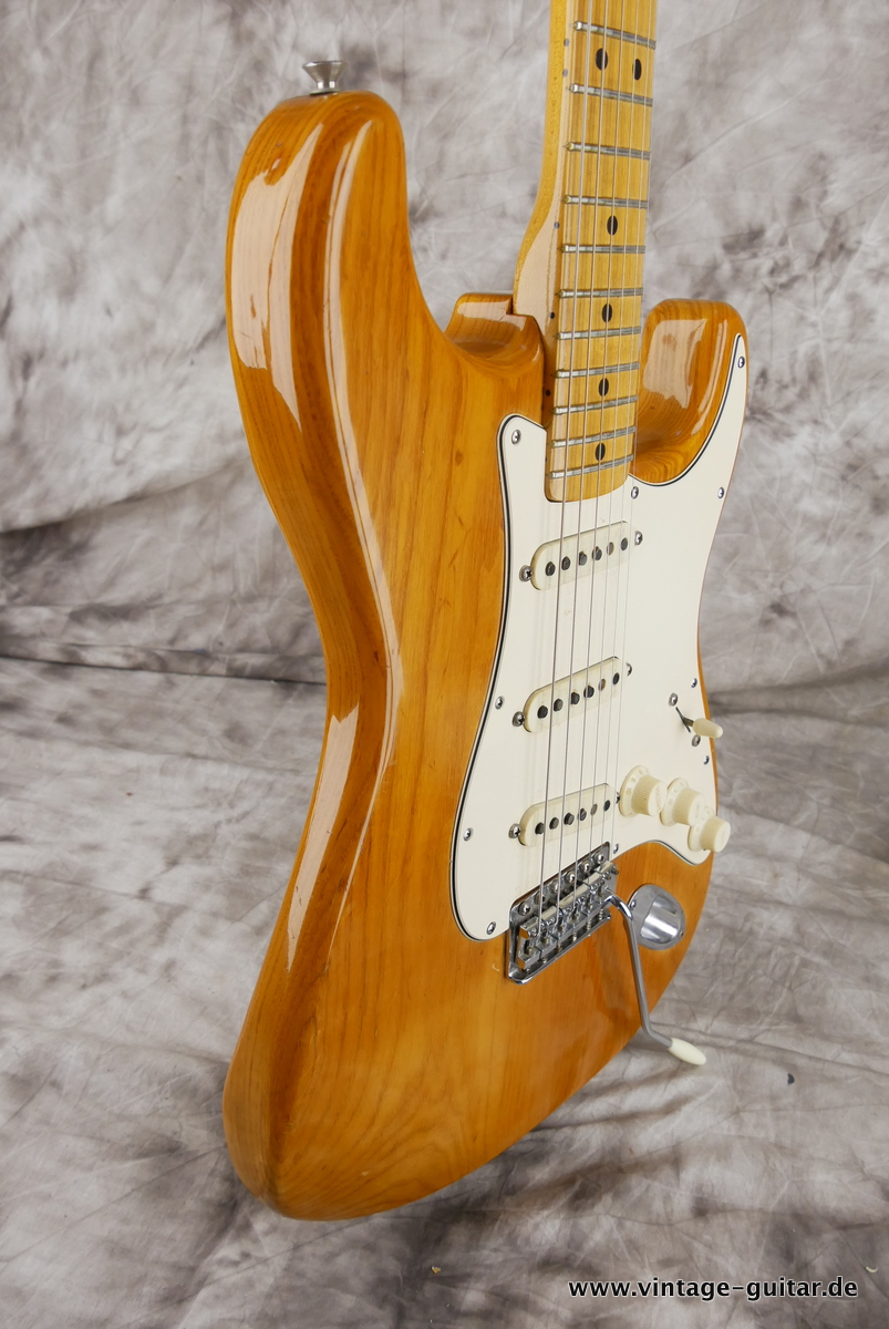 Fender_Stratocaster_natural_staggered_polepieces_USA_1974-005.JPG