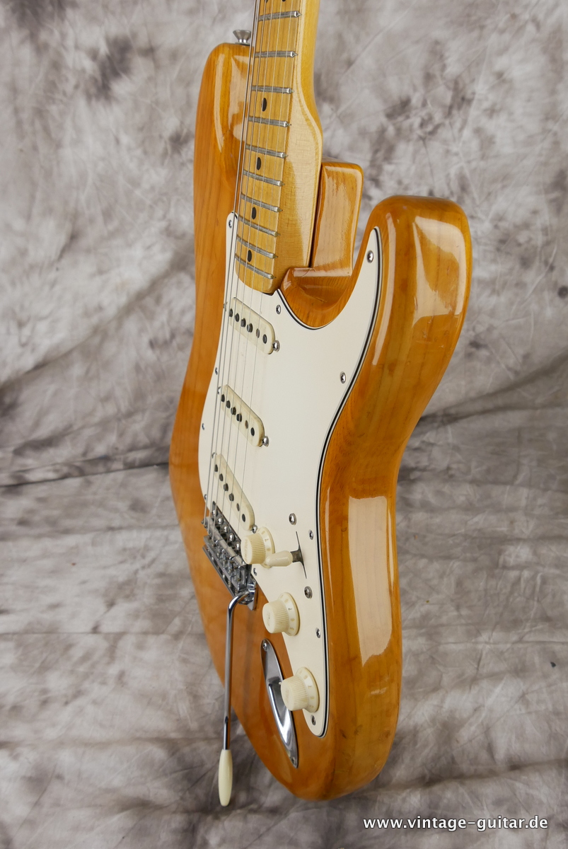 Fender_Stratocaster_natural_staggered_polepieces_USA_1974-006.JPG