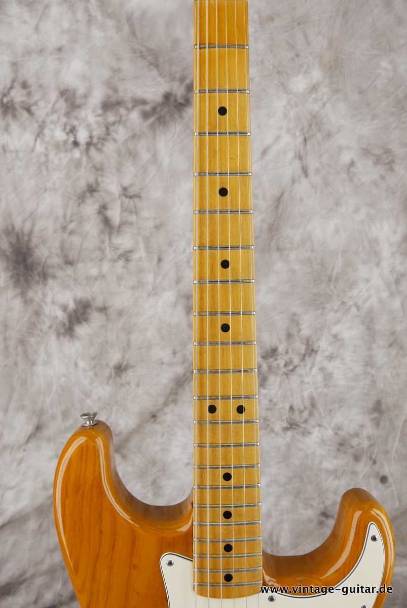 Fender_Stratocaster_natural_staggered_polepieces_USA_1974-011.JPG