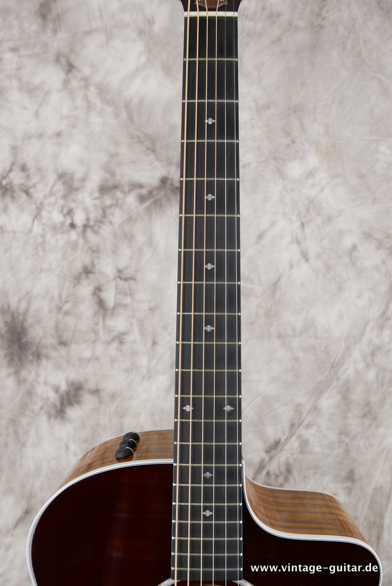 Taylor_214ce_SB_DLX_sunburst_2015-011.JPG