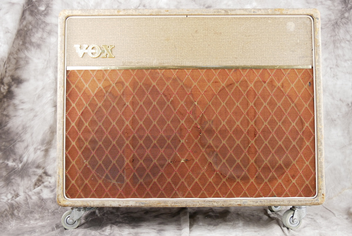 Vox_AC_30_Top_Cab_blue_Bulldog_fawn_1962-002.JPG