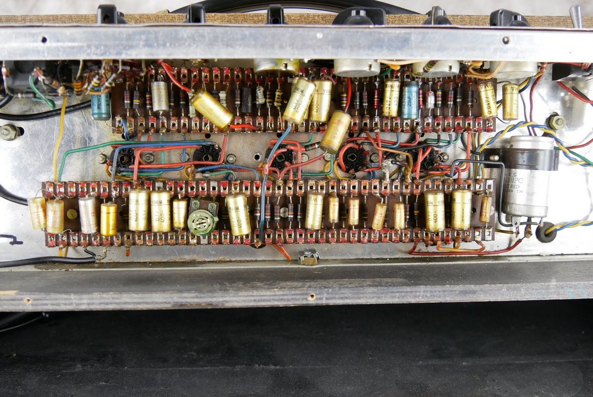 Vox_AC_30_Top_Cab_blue_Bulldog_fawn_1962-019.JPG