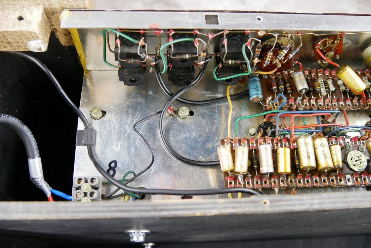 Vox_AC_30_Top_Cab_blue_Bulldog_fawn_1962-020.JPG