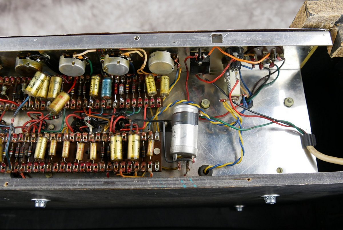 Vox_AC_30_Top_Cab_blue_Bulldog_fawn_1962-021.JPG