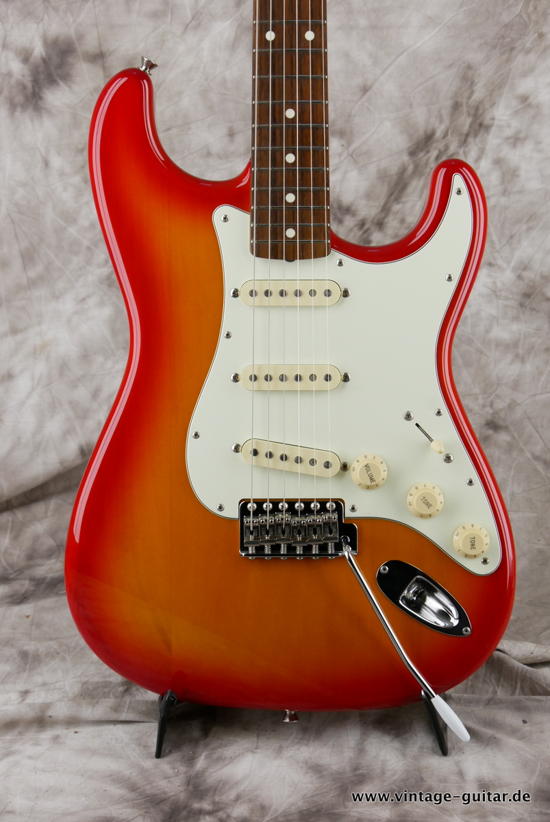 Fender_Stratocaster_Japan_exclusive_classic_60s_sienna_burst_2016-003.JPG