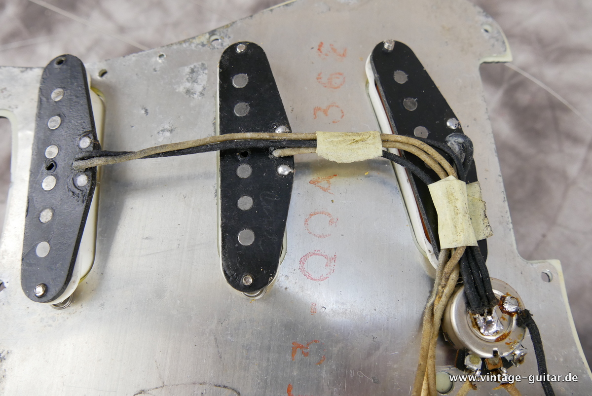 img/vintage/4442/Fender_Stratocaster_Pre_CBS_sunburst_1963-023.jpg