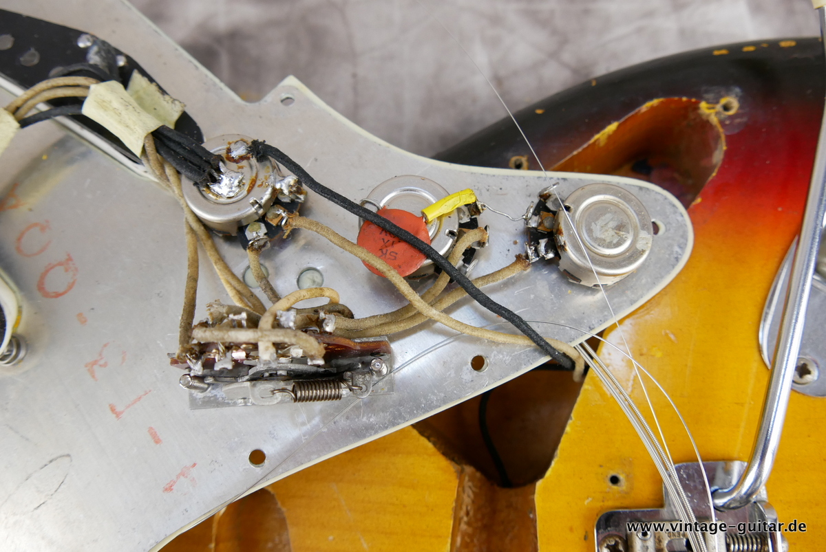img/vintage/4442/Fender_Stratocaster_Pre_CBS_sunburst_1963-027.jpg