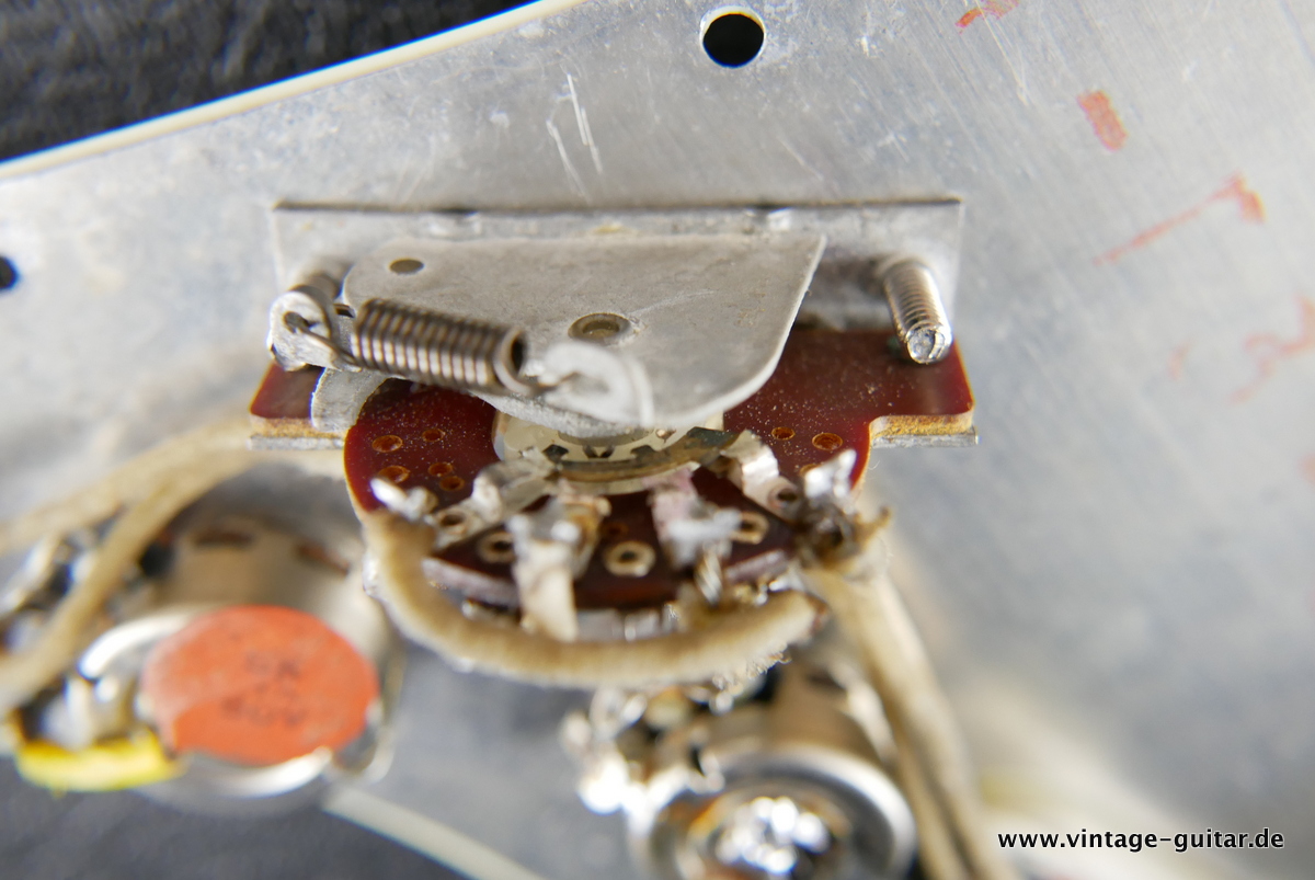 img/vintage/4442/Fender_Stratocaster_Pre_CBS_sunburst_1963-028.jpg