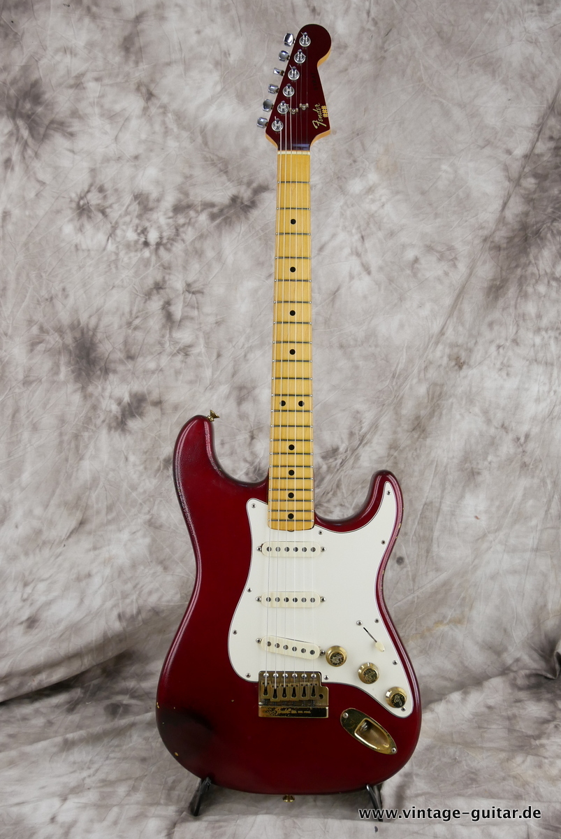 img/vintage/4453/Fender_Strat_candy_appl_red_1982-001.JPG