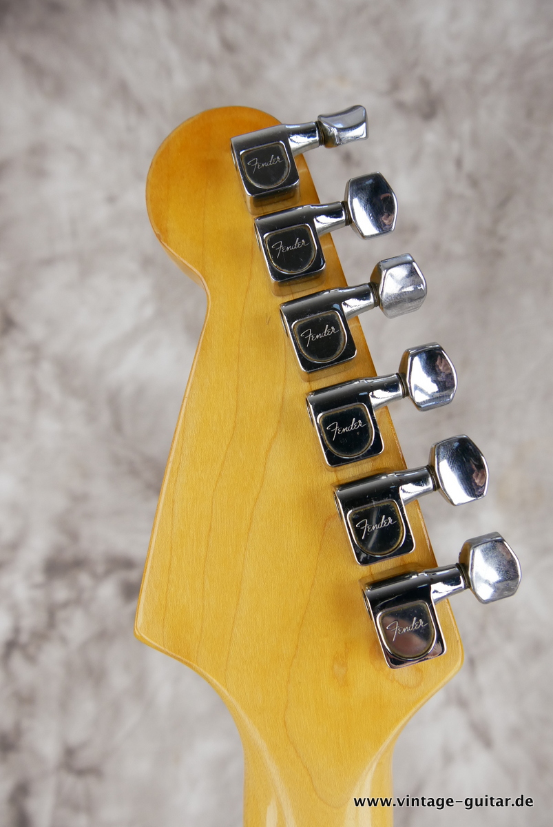 img/vintage/4453/Fender_Strat_candy_appl_red_1982-010.JPG