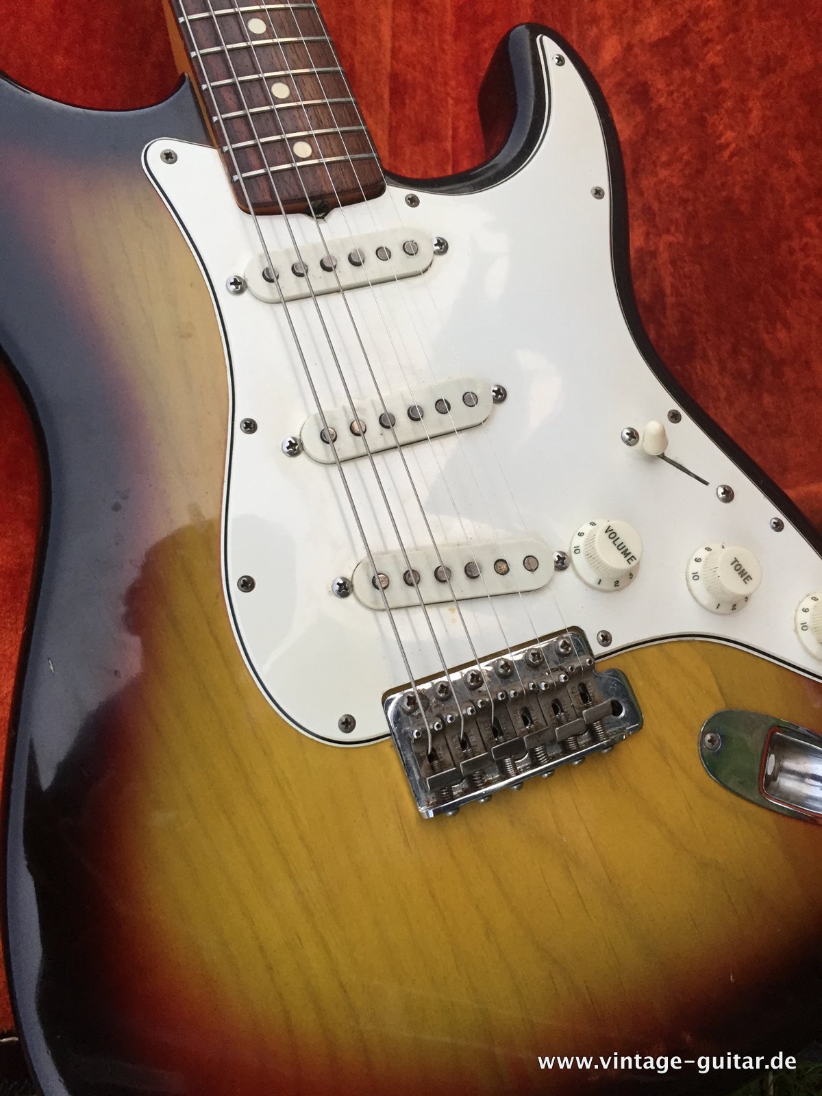 Fender-Stratocaster-1967-sunburst-002.jpg