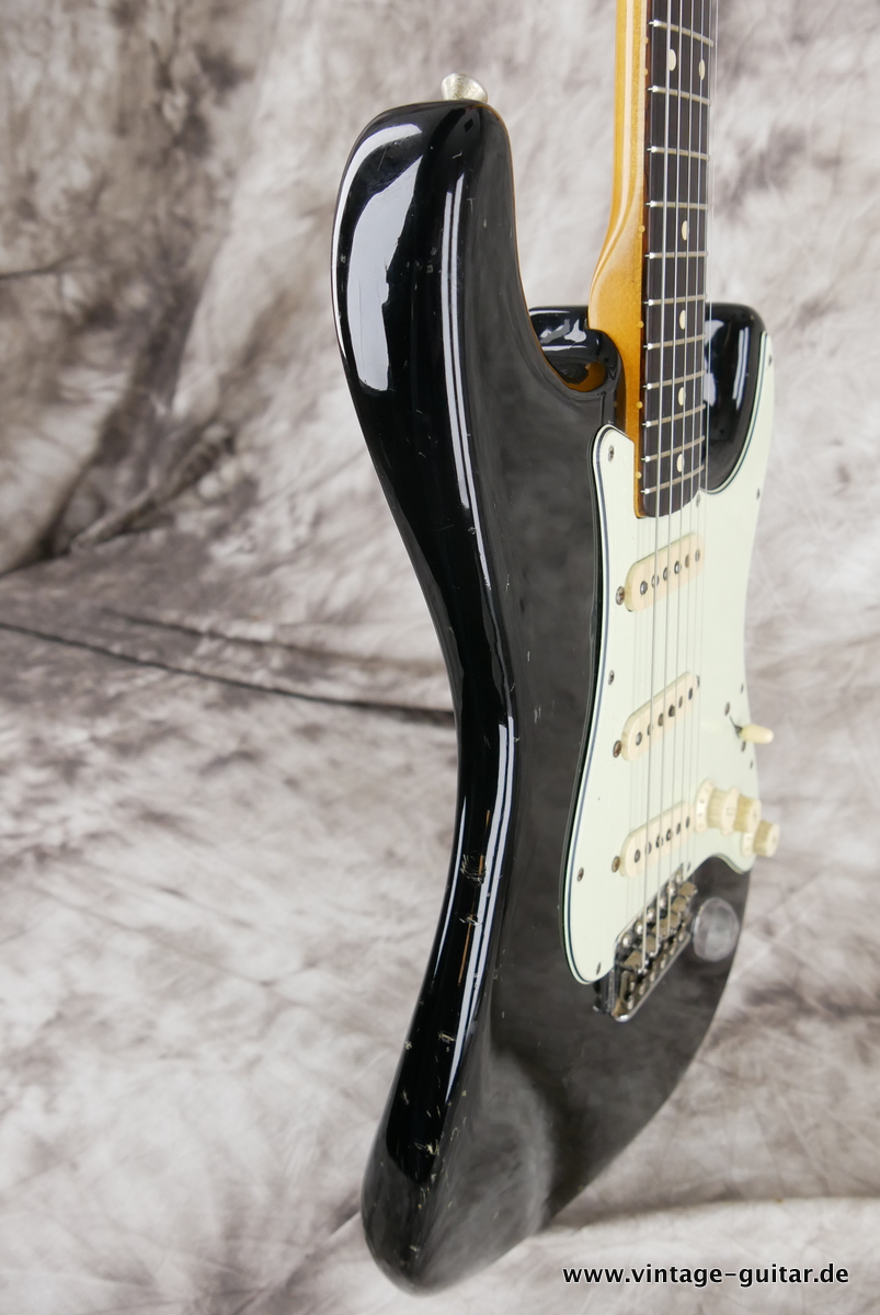 Fender_Stratocaster_pre_CBS_slab_board_black_1962-005.JPG