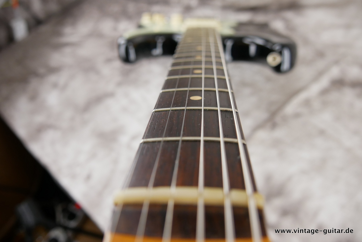 Fender_Stratocaster_pre_CBS_slab_board_black_1962-013.JPG