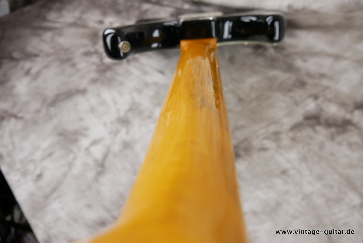 img/vintage/4475/Fender_Stratocaster_pre_CBS_slab_board_black_1962-014.JPG