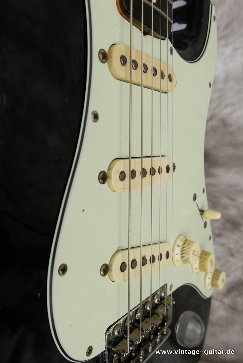 Fender_Stratocaster_pre_CBS_slab_board_black_1962-015.JPG