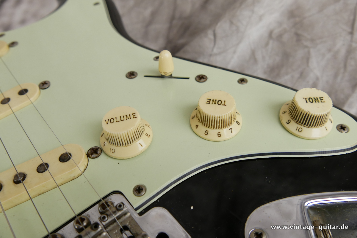 img/vintage/4475/Fender_Stratocaster_pre_CBS_slab_board_black_1962-016.JPG