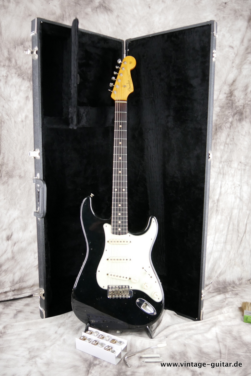 Fender_Stratocaster_pre_CBS_slab_board_black_1962-019.JPG