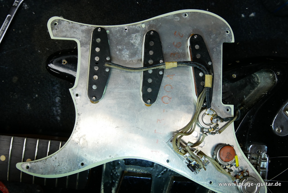 Fender_Stratocaster_pre_CBS_slab_board_black_1962-028.JPG