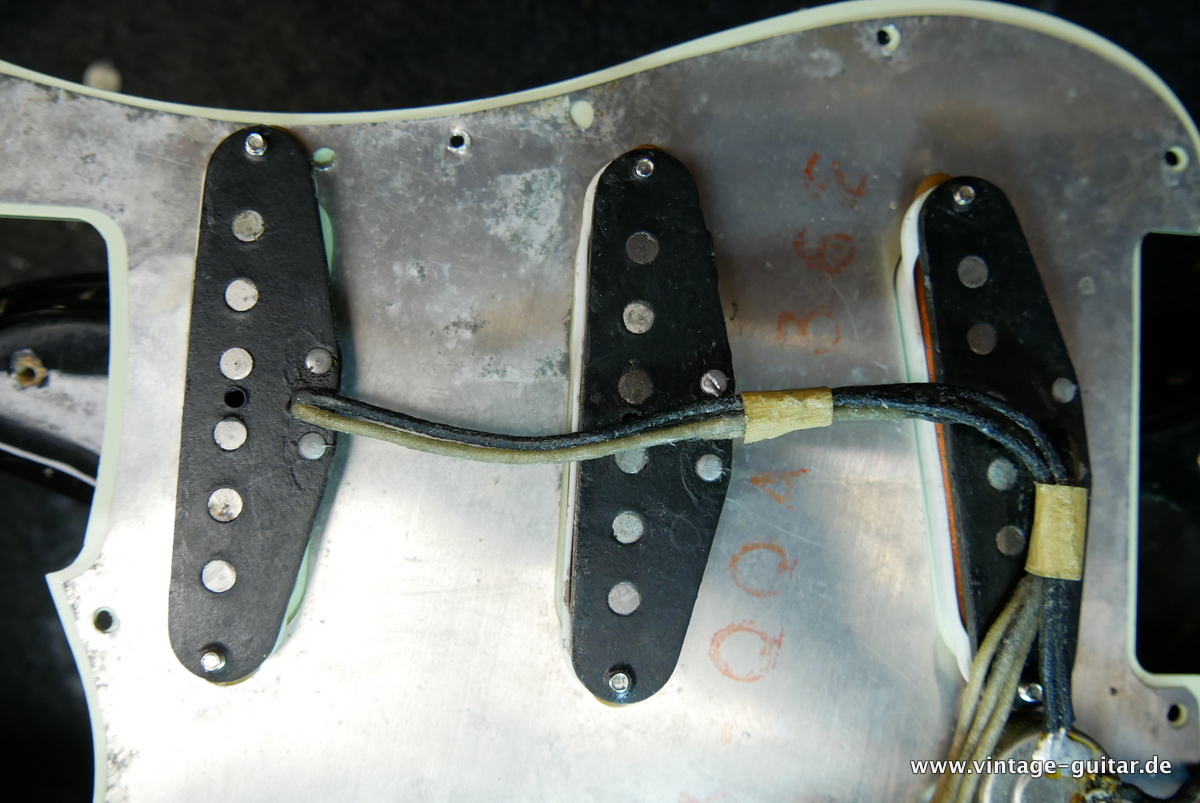 Fender_Stratocaster_pre_CBS_slab_board_black_1962-029.JPG