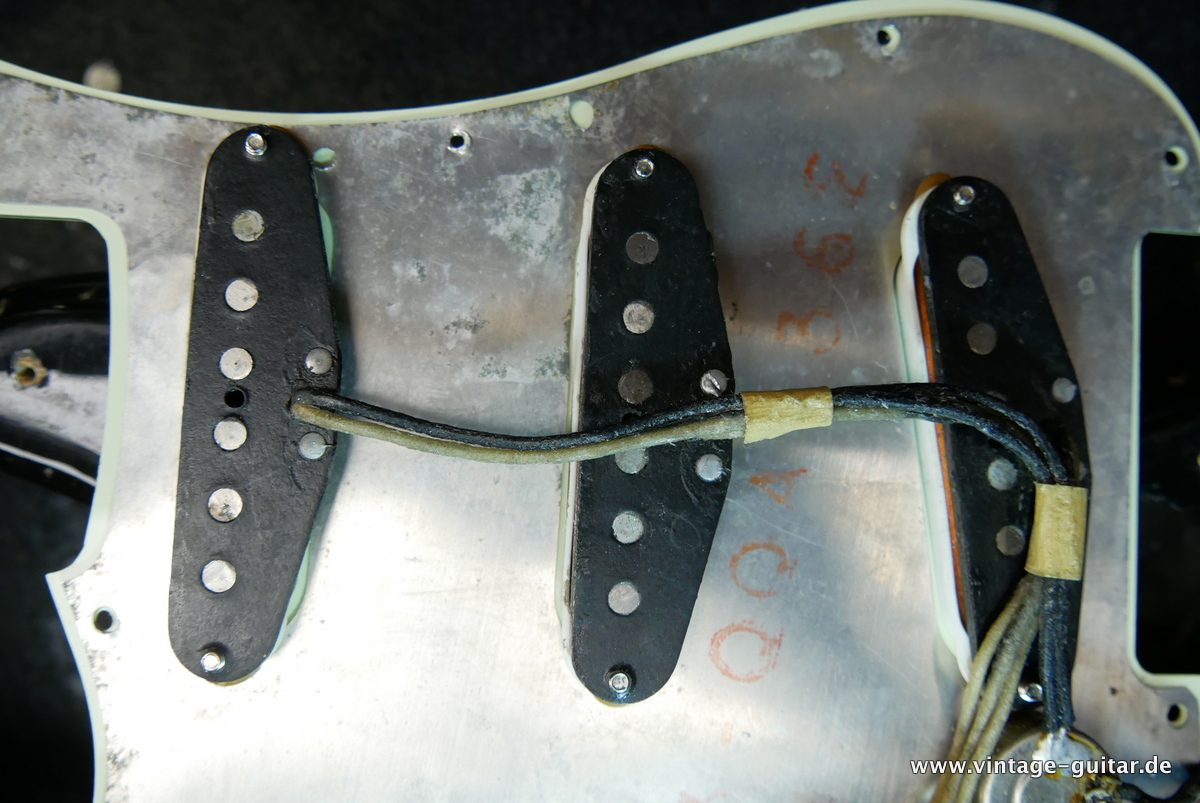 img/vintage/4475/Fender_Stratocaster_pre_CBS_slab_board_black_1962-029.JPG