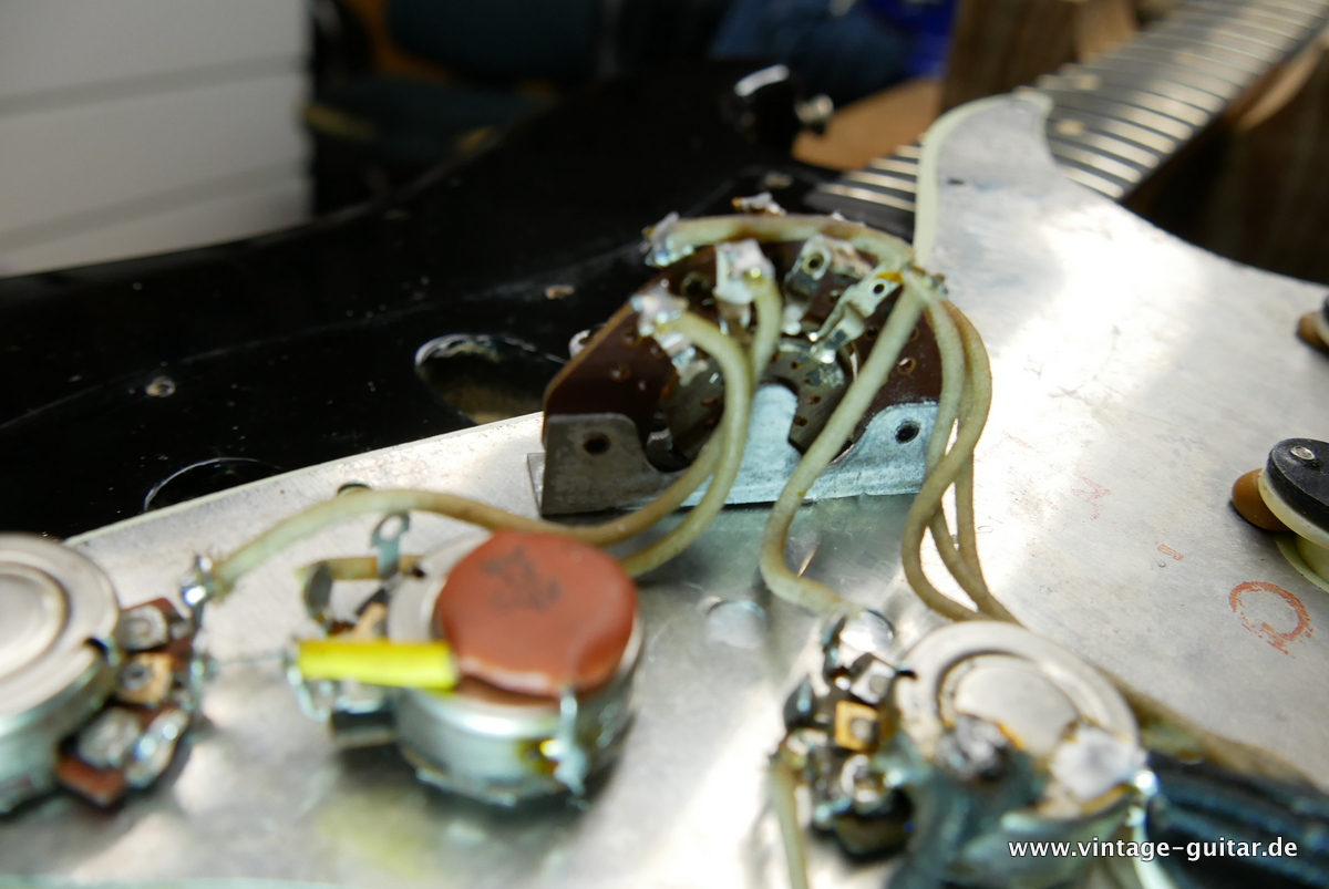 img/vintage/4475/Fender_Stratocaster_pre_CBS_slab_board_black_1962-034.JPG