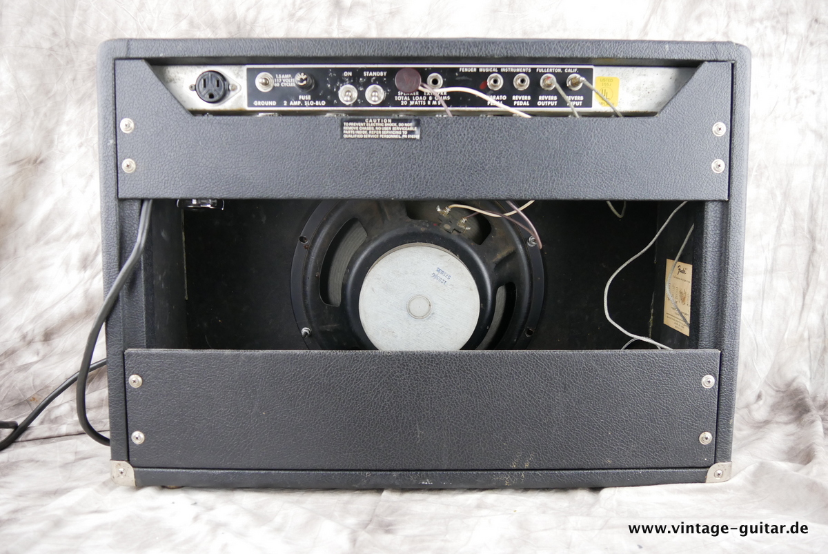 img/vintage/4498/Fender_Deluxe_Reverb_silverface_black_1973-002.JPG