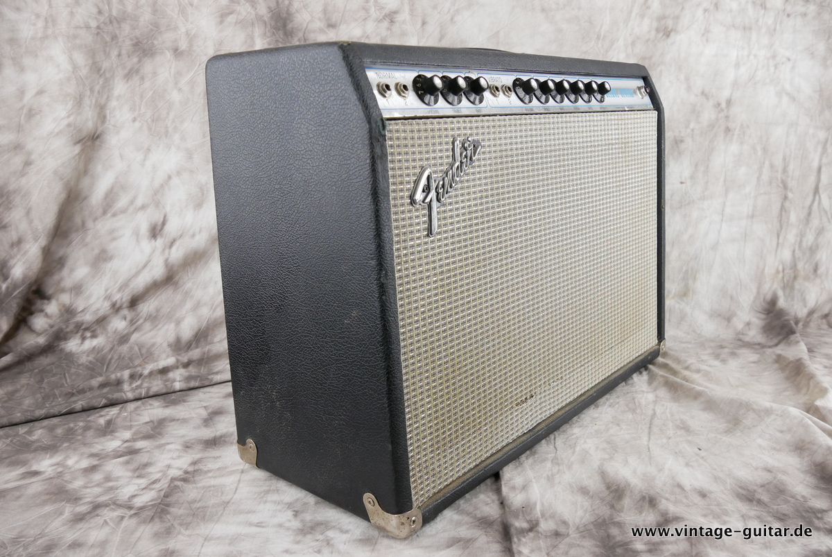 img/vintage/4498/Fender_Deluxe_Reverb_silverface_black_1973-004.JPG