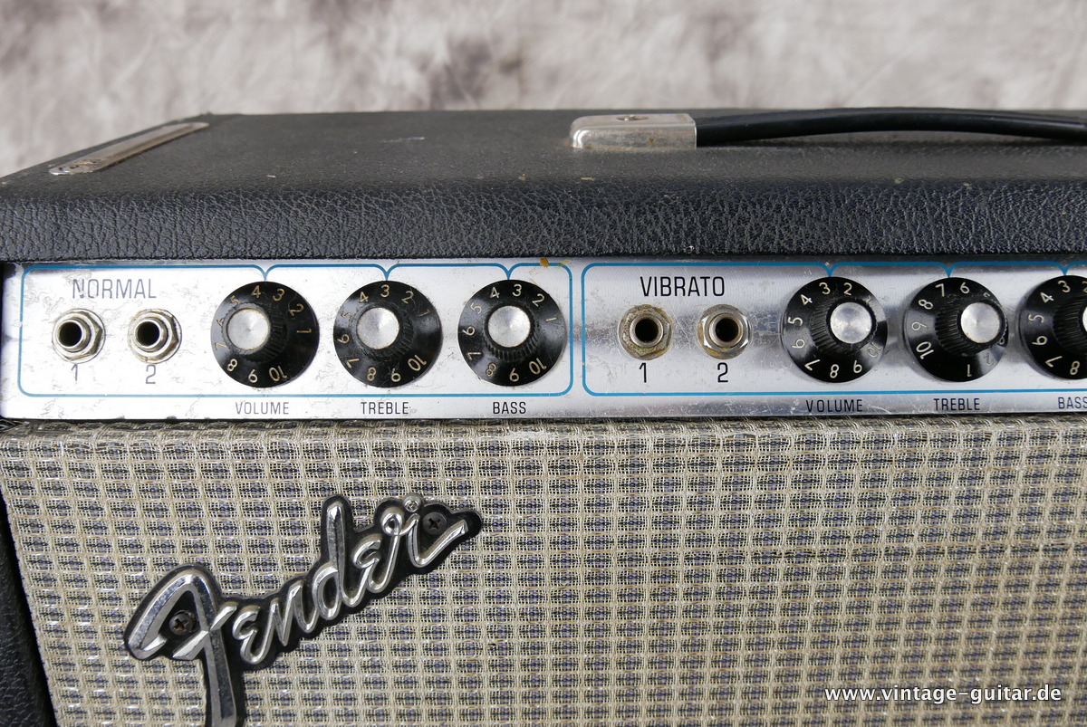 img/vintage/4498/Fender_Deluxe_Reverb_silverface_black_1973-006.JPG