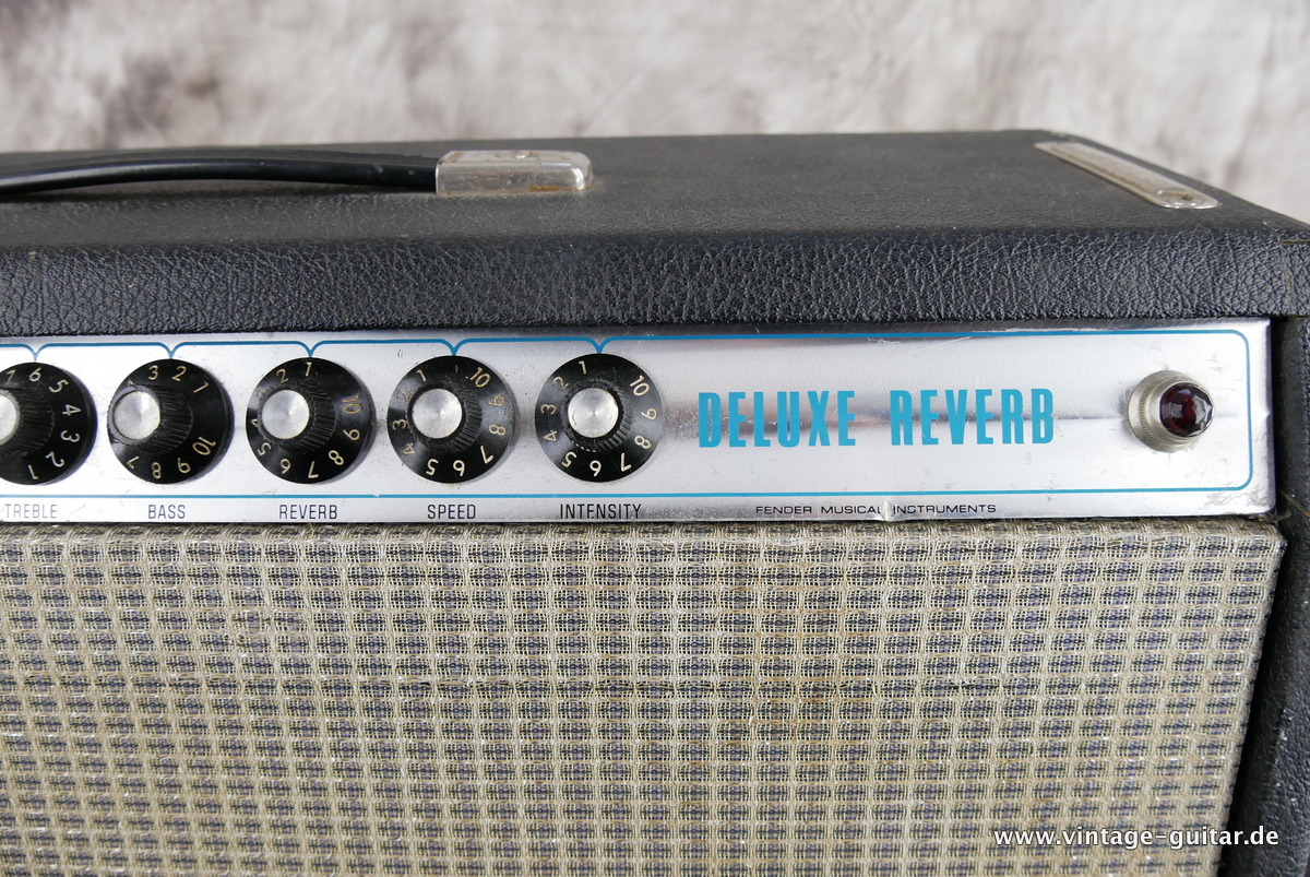 img/vintage/4498/Fender_Deluxe_Reverb_silverface_black_1973-007.JPG