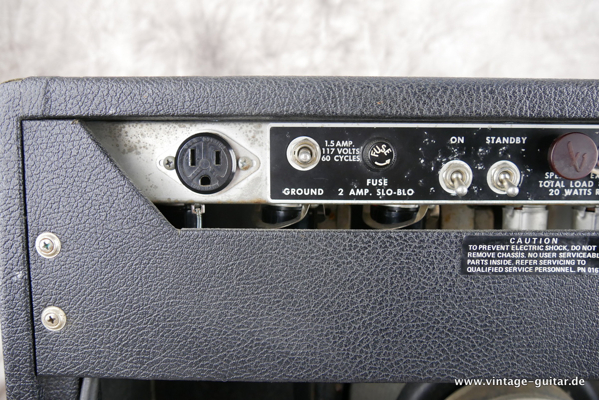 img/vintage/4498/Fender_Deluxe_Reverb_silverface_black_1973-008.JPG