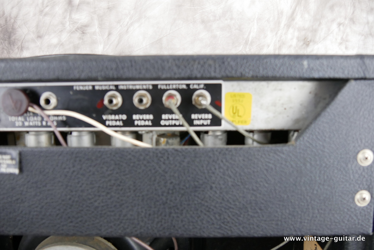 img/vintage/4498/Fender_Deluxe_Reverb_silverface_black_1973-009.JPG