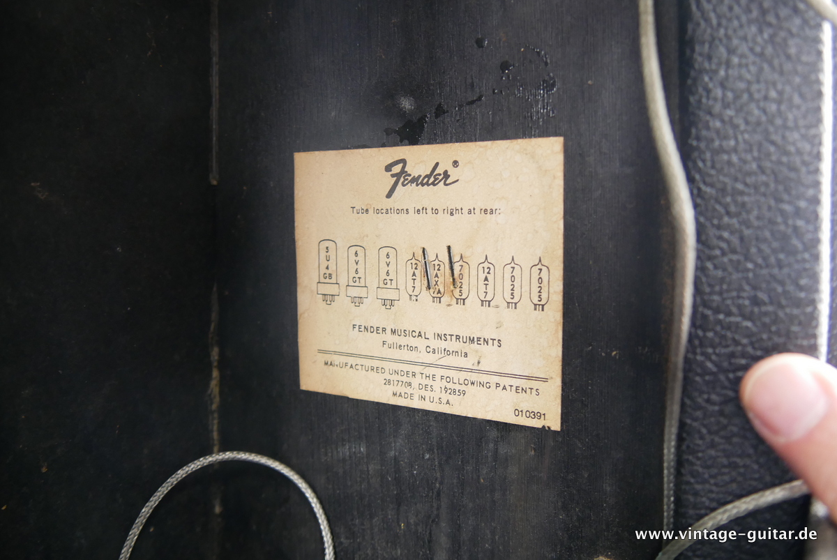 img/vintage/4498/Fender_Deluxe_Reverb_silverface_black_1973-011.JPG