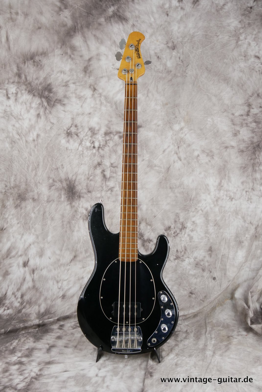 Music-Man-Stingray-1989-black-2-band-EQ-001.JPG